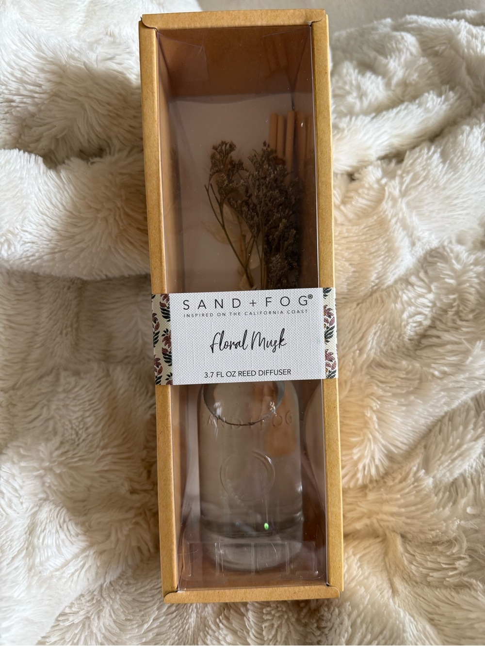 Sand &Fog-Floral Musk Reed Diffuser — reeds and floral sprig